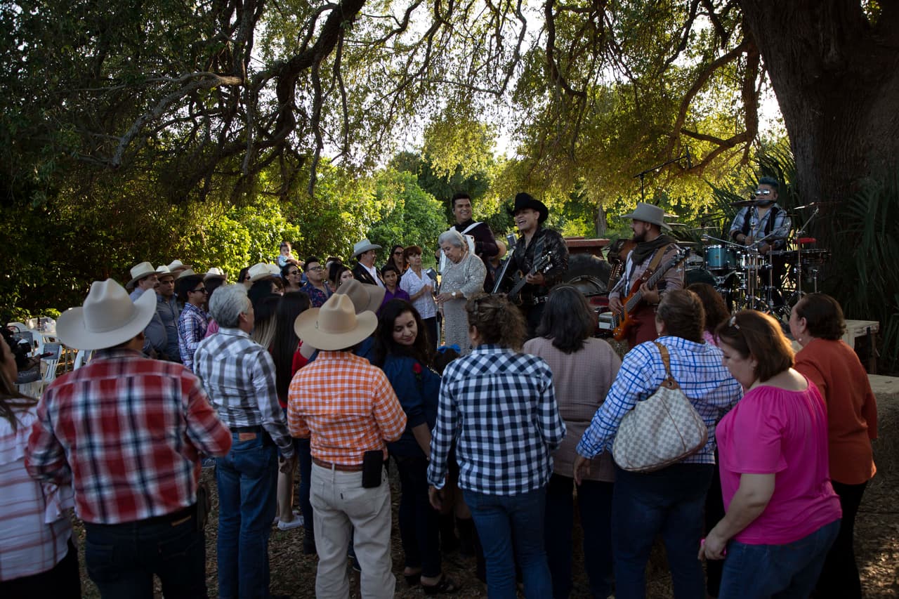 En la entrevista con El Universal, Jorge, su nieto, comentó que la idea de grabarle un disco nació de un video llamado 'El reto de la abuela' que se publicó en la página oficial de Buyuchek. La meta era llegar a las cien mil reproducciones para grabar el álbum con la señora. Horas después ya tenían más de un millón y hoy gozan de una nominación al Latin GRAMMY.