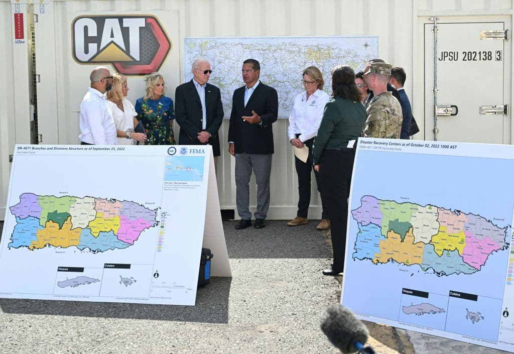 De todos modos, entre generadores de electricidad de FEMA y desplegando grandes mapas, el gobernador Pedro Pierluisi le resumió cómo va el proceso de recuperación tras Fiona.