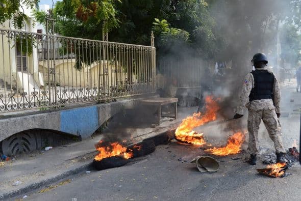 La gente bailaba alrededor de una fogata con maracas antes de que comenzara la manifestación. Crédito: Evelyn Baker, Fusion