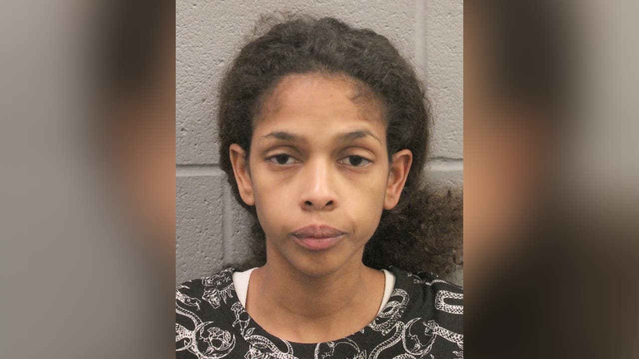 Britney Adriana Álvarez, enfrenta cargos por conducir alcoholizada con un niño, de 15 años, en el automóvil.