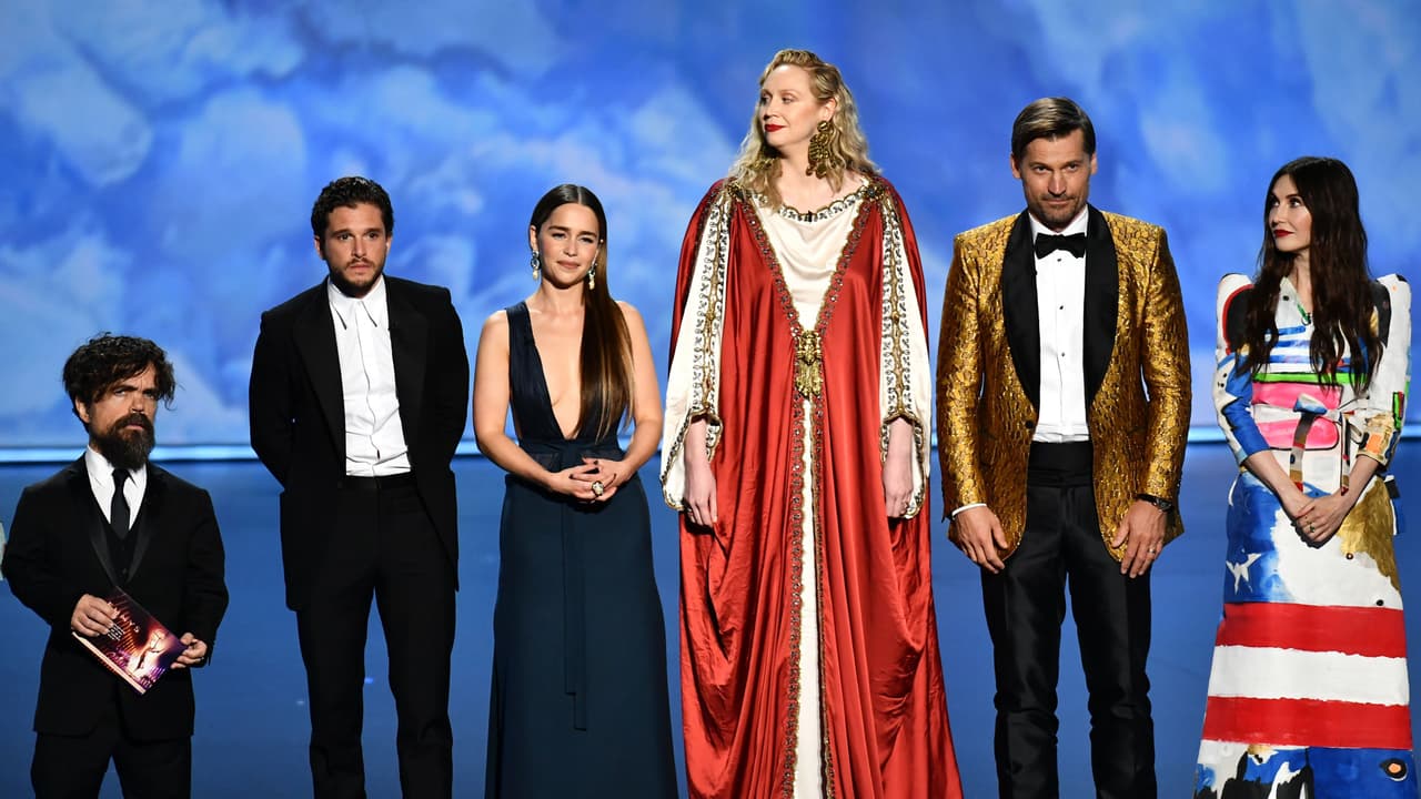 <b>10 -</b> "Games of Thrones' cerró la noche con 12 de los 32 premios Emmy a los que estaba nominada.