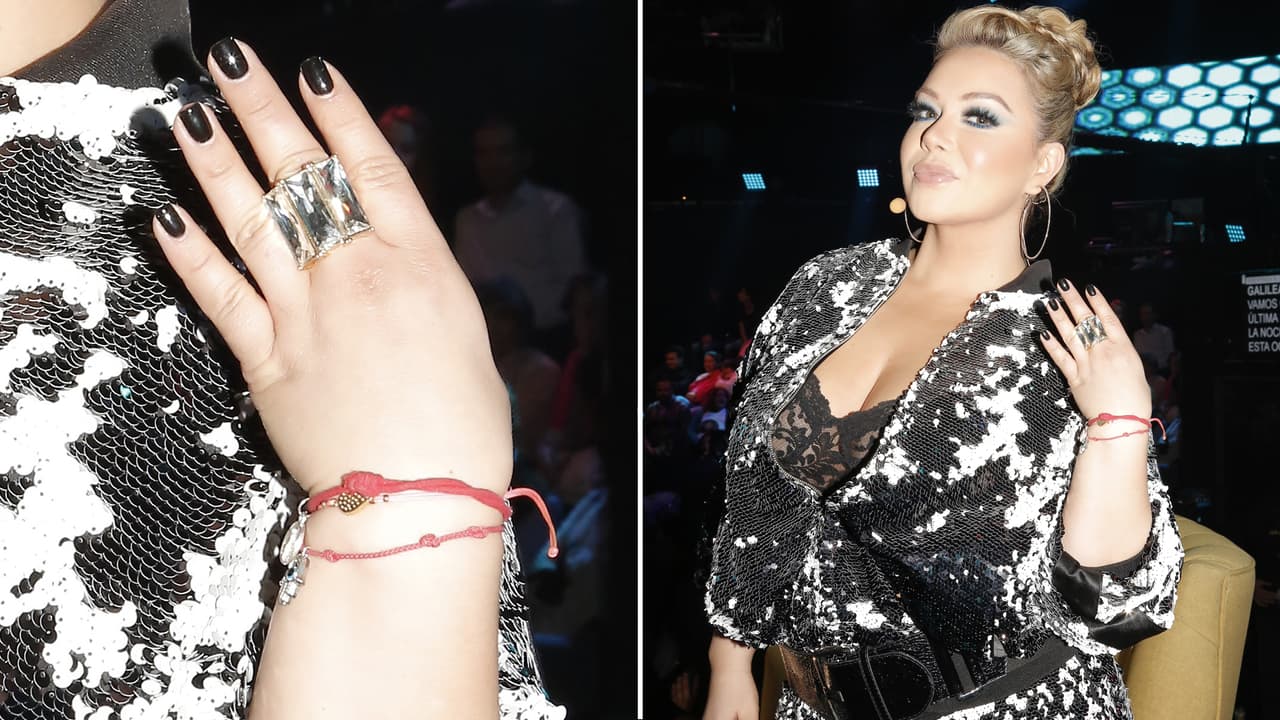A Chiquis también le gustan los anillos grandes y para acompañar su vestido negro usó un esmalte del mismo color.