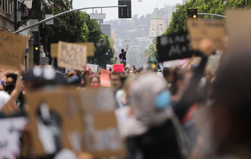 Manifestantes marchan a lo largo de Hollywood Boulevard durante una protesta pacífica esta tarde (hora local) en Los Ángeles, California.