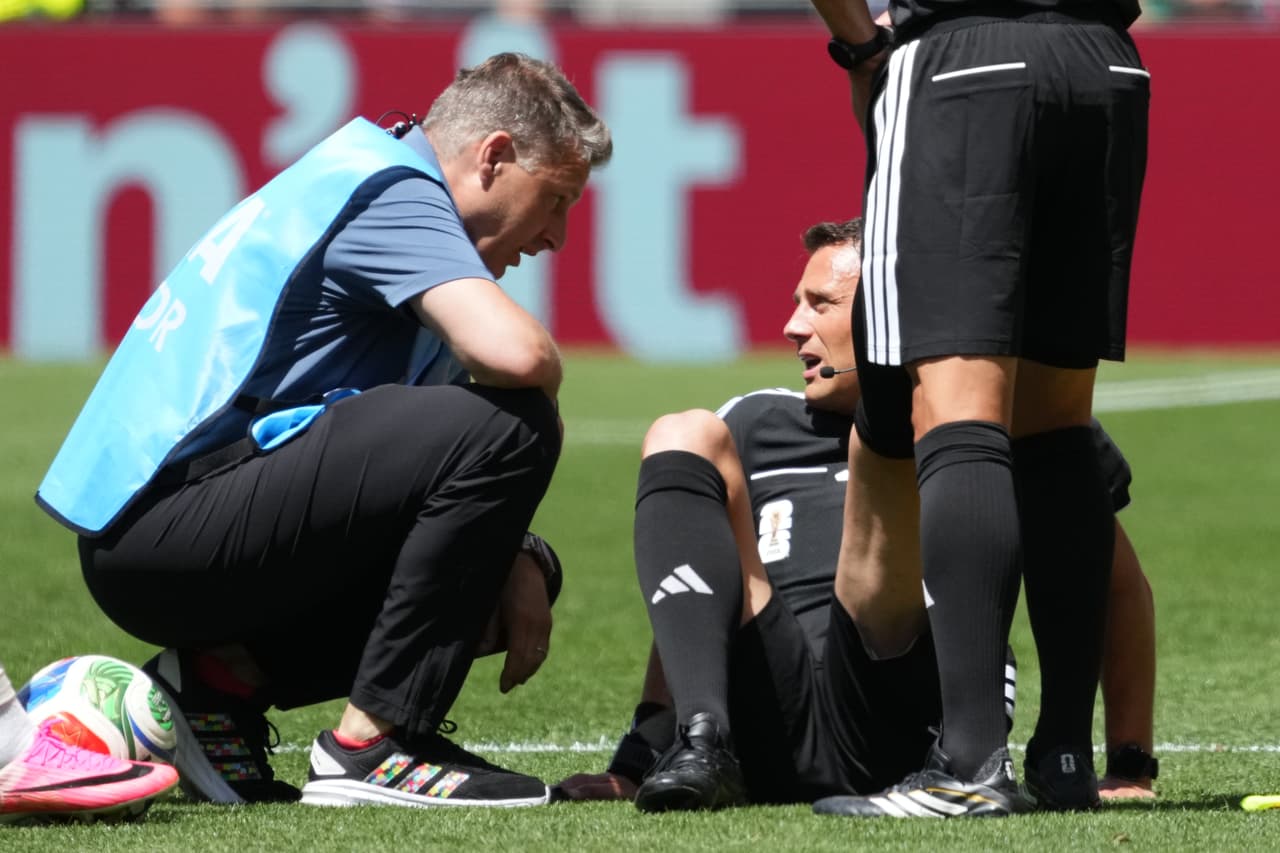 El árbitro alemán Felix Zwayer recibe asesoramiento médico durante el partido de fútbol del Grupo D de la Copa Mundial entre Estados Unidos y Australia en Seattle, el viernes 19 de junio de 2026.