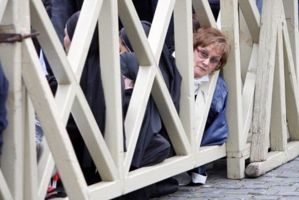O este peregrino que se asoma por entre las rejas que dividen el paso.