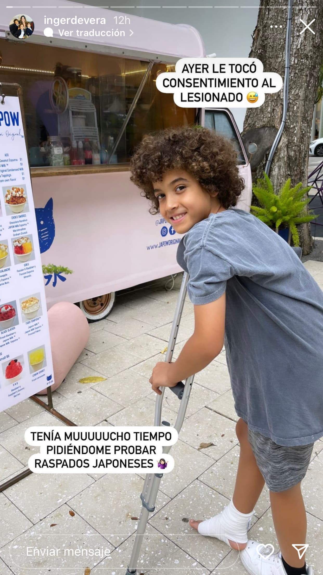 Ella compartió esta serie de imágenes en las que se ve a su hijo Miguel, de 11 años, en muletas.