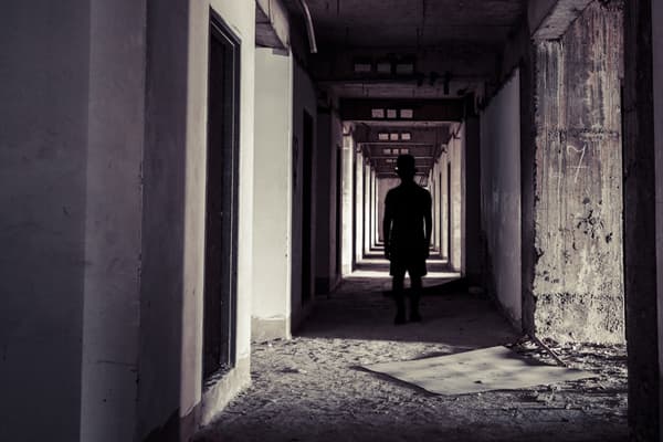 La segunda "explicación" tiene que ver con factores del ambiente, tales como campos electromagnéticos o infrasonidos, que afecten nuestro cerebro y percepciones a nuestro alrededor.