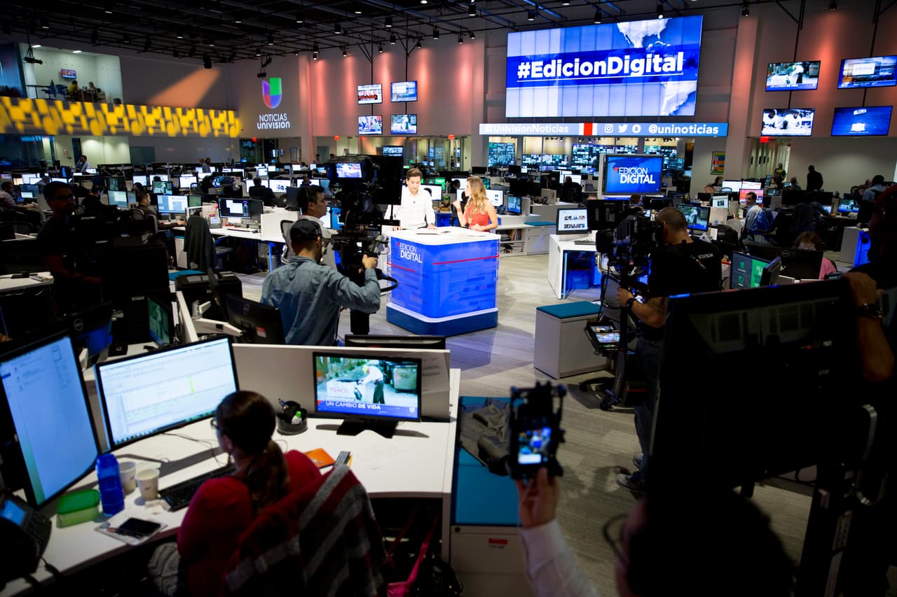 Todo el Newsport, la inmensa redacción donde se construyen varios programas de la cadena y funciona Univision Noticias, es el set del nuevo noticiero.