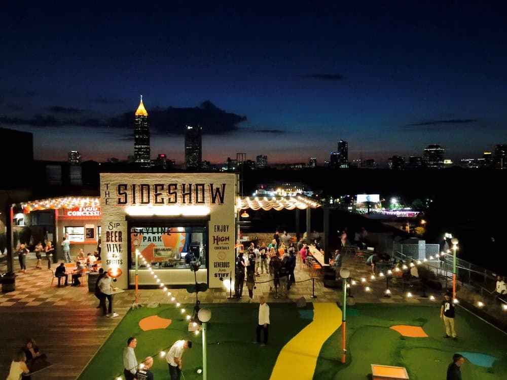 <b>Skyline Park</b>
<br>Dirección: 675 Ponce De Leon Ave NE Atlanta, GA 30308
<br>Teléfono: (770) 999-1530
<br>Sitio web:
<a href="http://skylineparkatlanta.com">http://skylineparkatlanta.com</a>
<br>
<b><a href="https://www.yelp.com/map/skyline-park-atlanta-2">Cómo llegar</a></b>
<br>
<br>Según sus dueños, el lugar, ubicado en lo alto sobre el ajetreo y el bullicio de Ponce de Leon Avenue en la parte superior Ponce City Market, Skyline Park es un “destino premium para aquellos que buscan comida deliciosa, bebidas y buenos momentos para todas las edades con diversiones del carnaval y las impresionantes vistas de nuestra hermosa ciudad”.