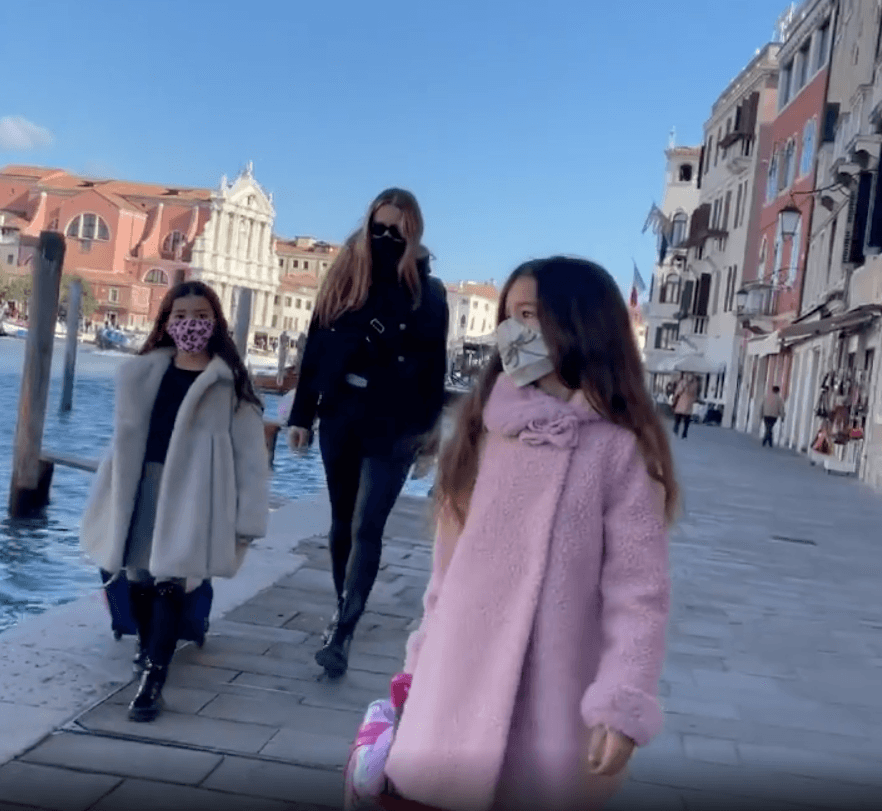 El 19 de octubre la familia se despidió de Venecia y Regina y Erin estuvieron encargadas de llevar sus propias maletas.