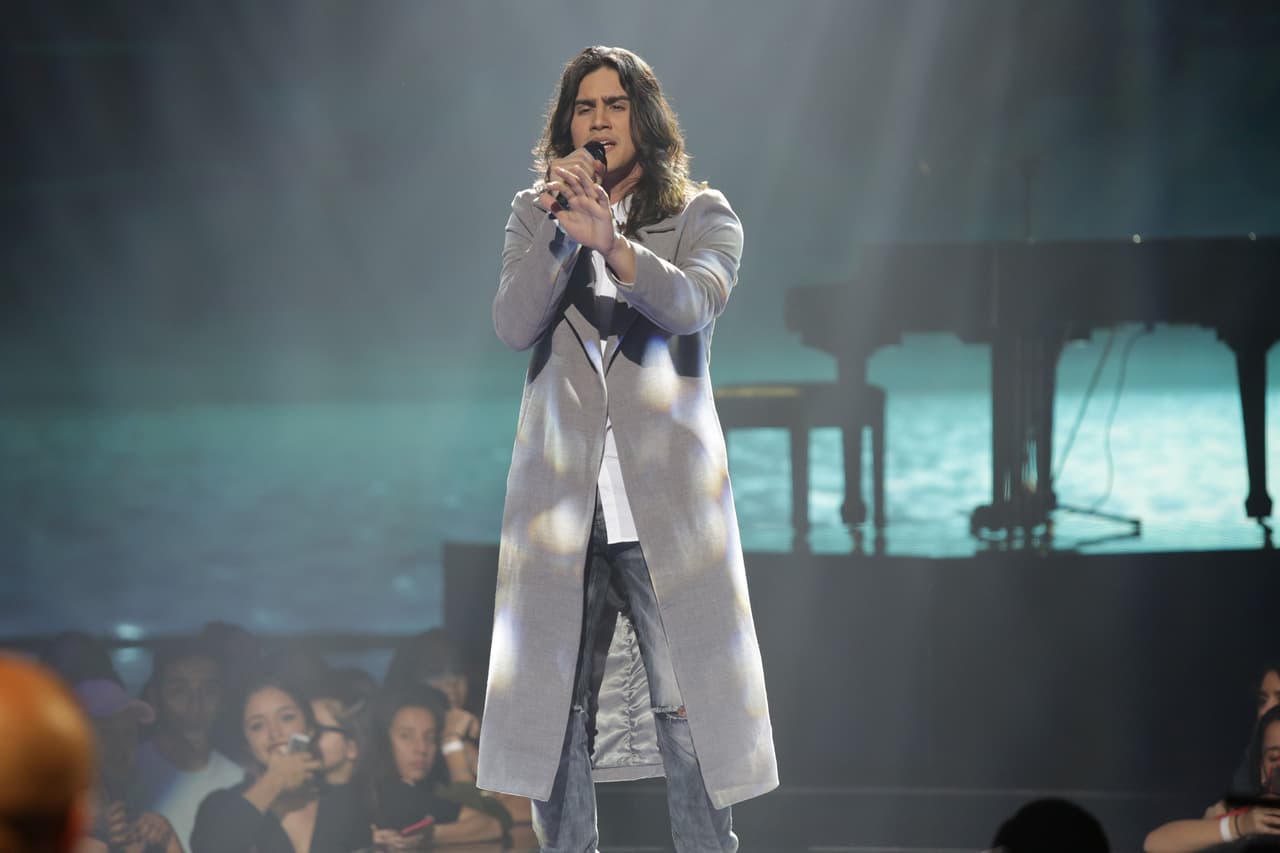 A Félix le bastó su gran talento con el piano y melódica voz para enamorar a las chicas.