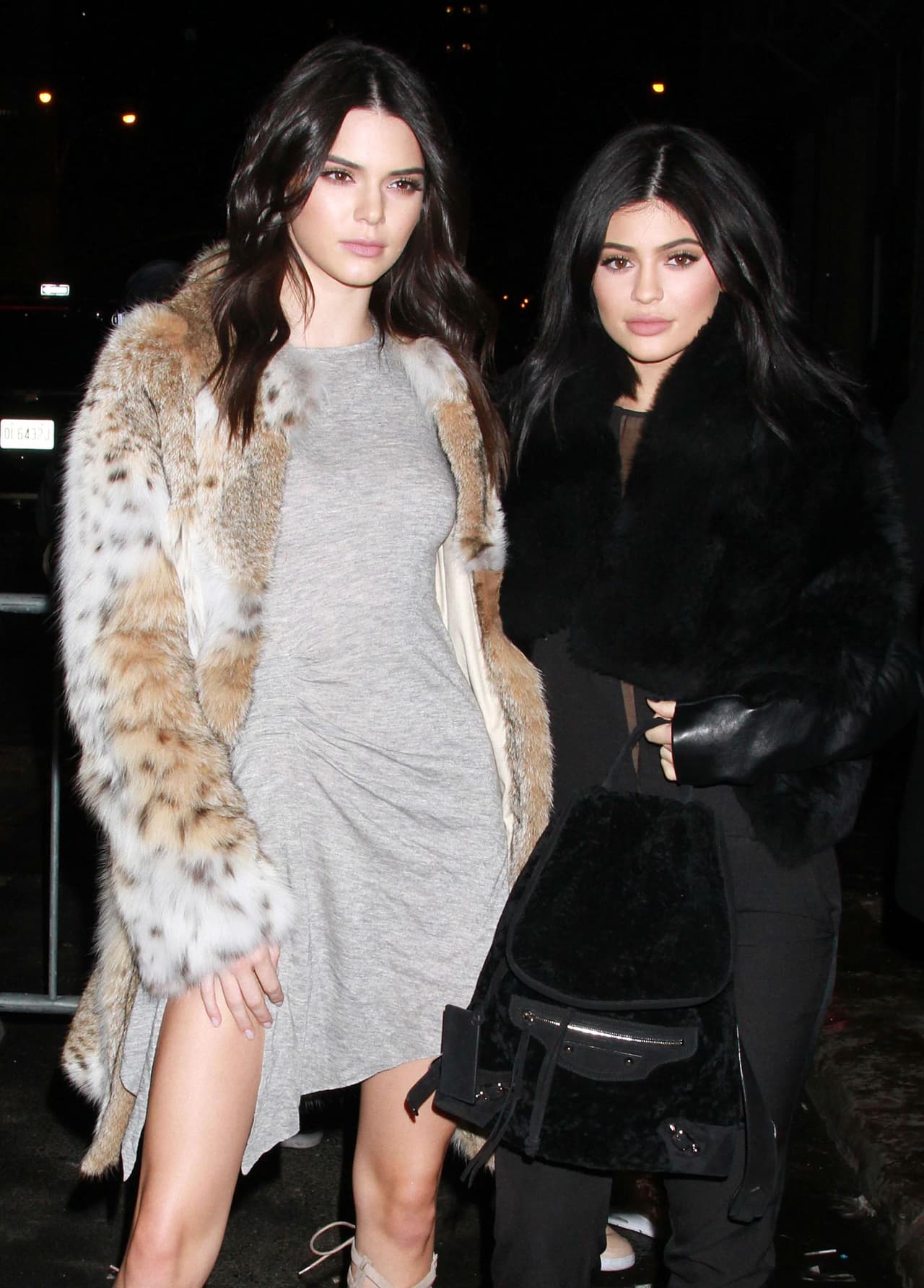 Kylie, por su lado, vestía completamente de negro.