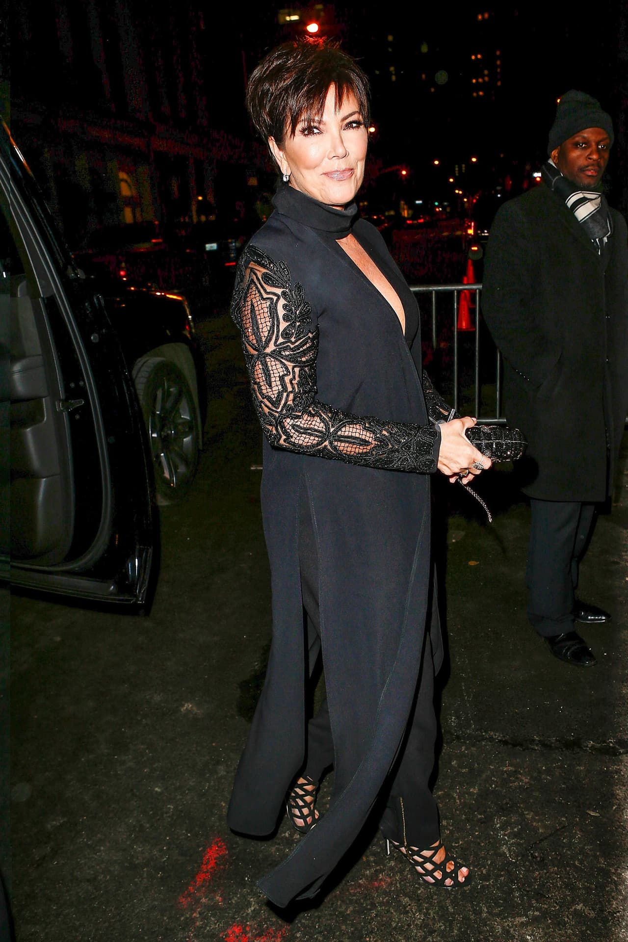 Kris Jenner, también de negro, estuvo ahí para sus "pequeñas".