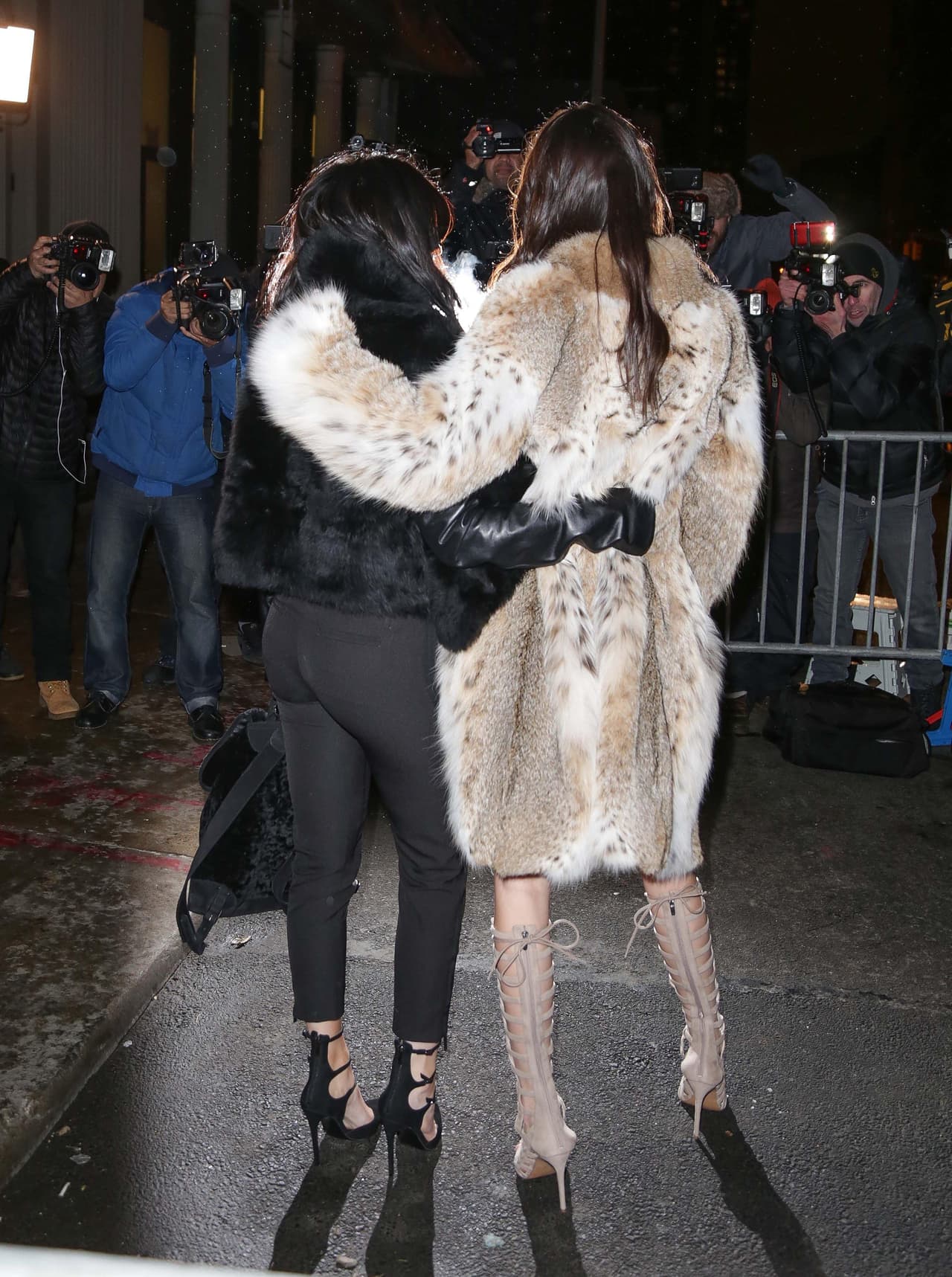 Por atrás, con todos los paparazzi retratándolas.