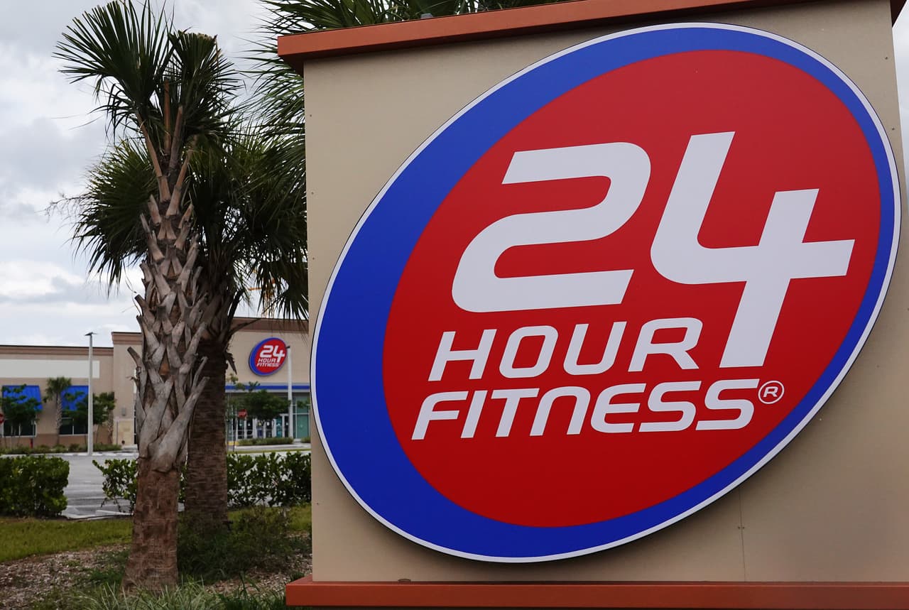 <b>24 Hour Fitness</b>. En todo el país los gimnasios estuvieron cerrados en los primeros meses de la pandemia y muchos gobiernos locales todavía impiden que estos establecimientos funcionen a plena capacidad. Esta empresa se declaró en quiebra el 15 de junio y cerró permanentemente más de 130 de sus ubicaciones. El covid-19 solo sirvió para aumentar los desafíos que cadenas de gimnasios ya estaban enfrentando, ya que muchos estadounidenses han explorado otras opciones para ejercitarse en los últimos años.