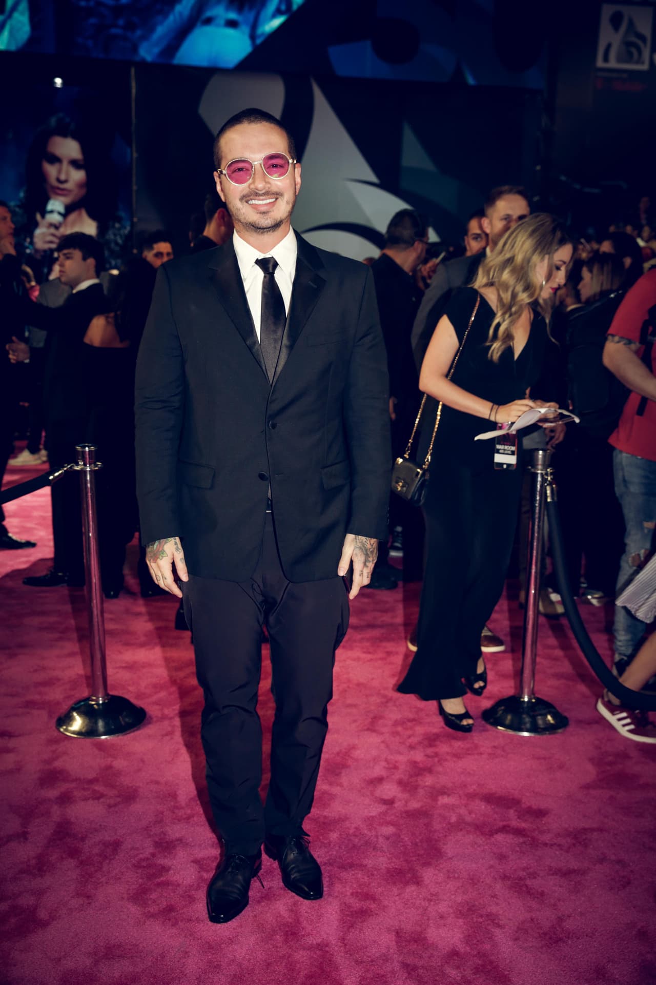 El reggaetonero J Balvin en un traje de Prada.