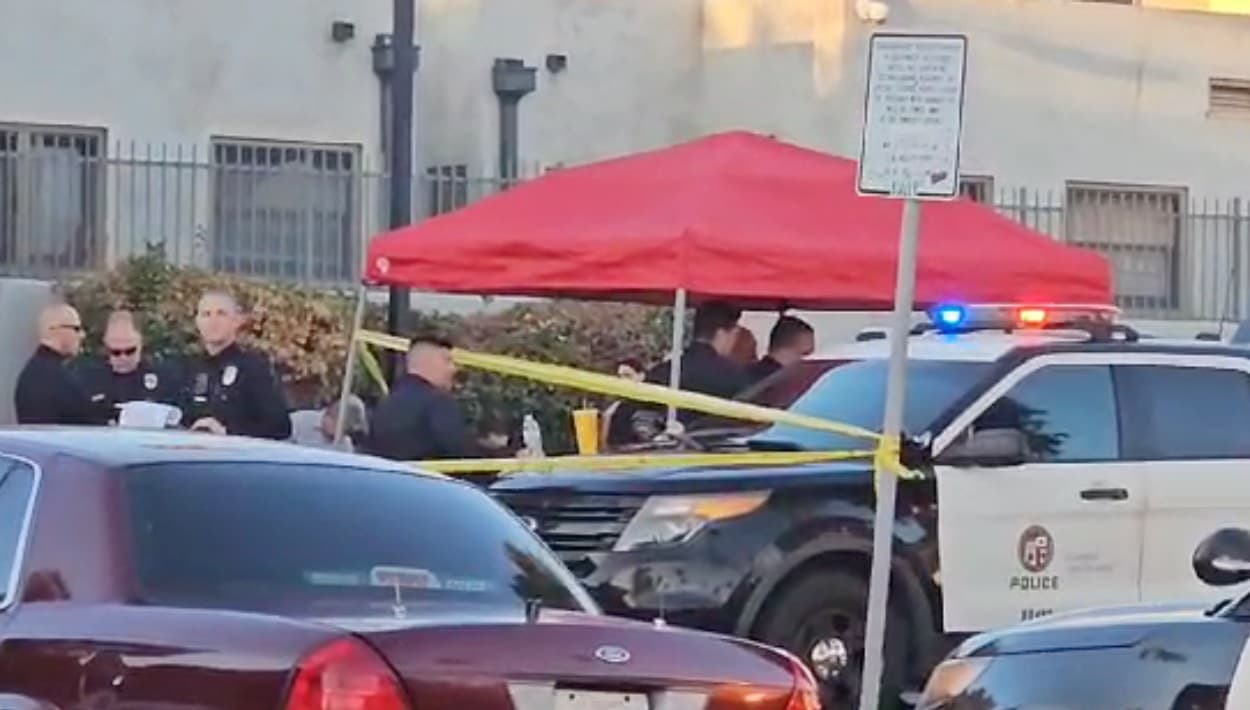 Piden evitar East Hollywood mientras capturan al sospechoso de disparar contra dos personas