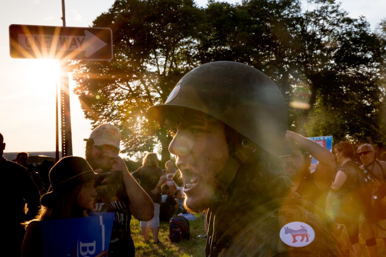 MARTES 26 DE JULIO. 7:21 PM. Decenas de policías llegaron a la barda donde llegaron los manifestantes, al menos 200 jóvenes que gritaban consignas en contra de Hillary Clinton y el partido demócrata.