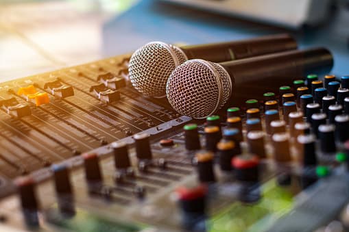 Los establecimientos deben asegurarse de que el personal comprenda los procedimientos de limpieza para el equipo propio, el equipo del artista y cualquier otra superficie de contacto. Del mismo modo, se recomienda la instalación de protectores de plexiglás alrededor del escenario.