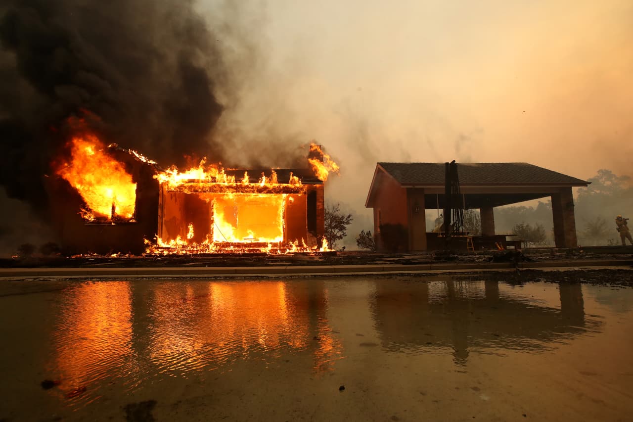 Por primera vez en la última semana el ejército de más de 5,000 bomberos que combate desde hace más de siete días 
<a href="https://www.univision.com/local/san-francisco-kdtv/desvastador-incendio-en-el-norte-de-california-obliga-a-desalojar-de-sus-casas-a-mas-de-180-000-personas" target="_blank">el incendio Kincade, en el norte de California,</a> logró frenar su avance.