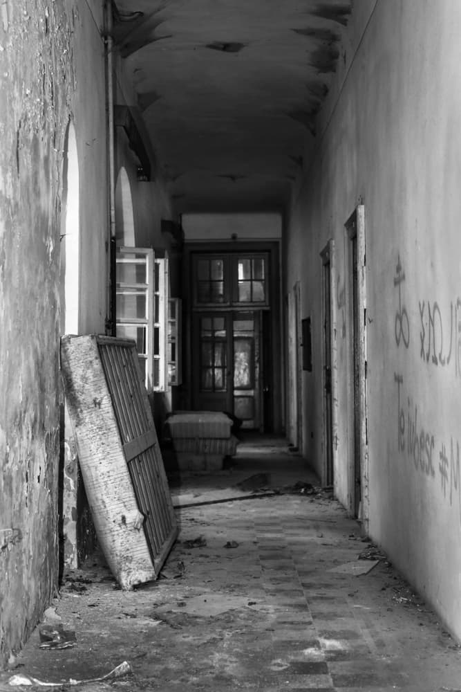 <b>WAVERLY HILLS</b>
<br>Otro sanatorio muy famoso en Estados Unidos por ser supuestamente otro alto centro de actividad paranormal. Fue fundado a finales del siglo XIX y para 1910 ya funcionaba como un hospital para el tratamiento de enfermos de tuberculosis y otras cosas. No obstante, más de 60 mil personas murieron en sus paredes.