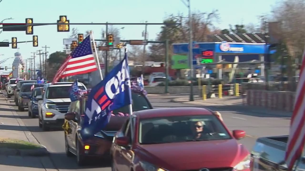Decenas de demócratas en San Antonio realizan una caravana vehicular en apoyo a la toma de posesión de Joe Biden