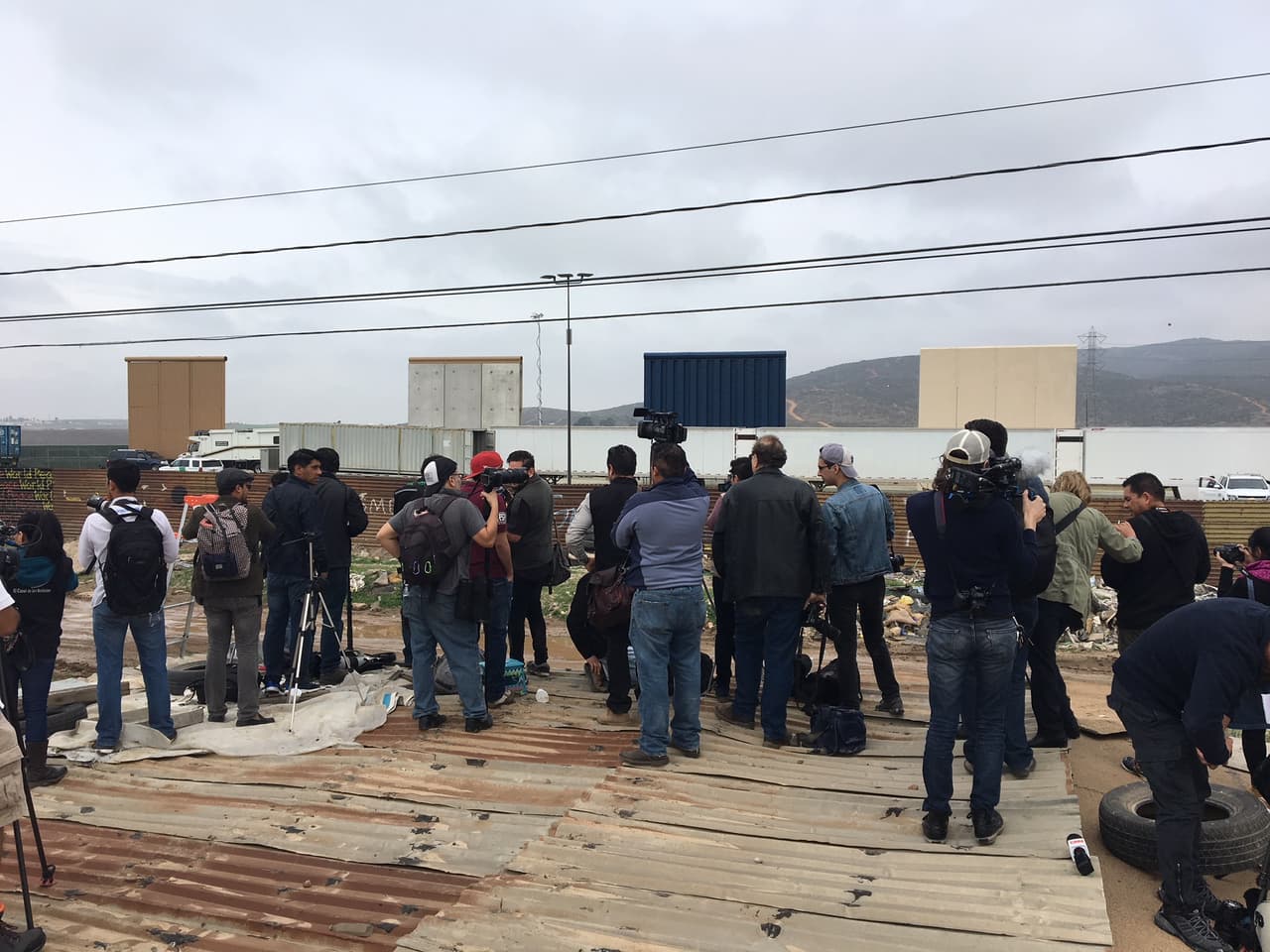 Periodistas también llegaron hasta la zona fronteriza para documentar los sucesos.