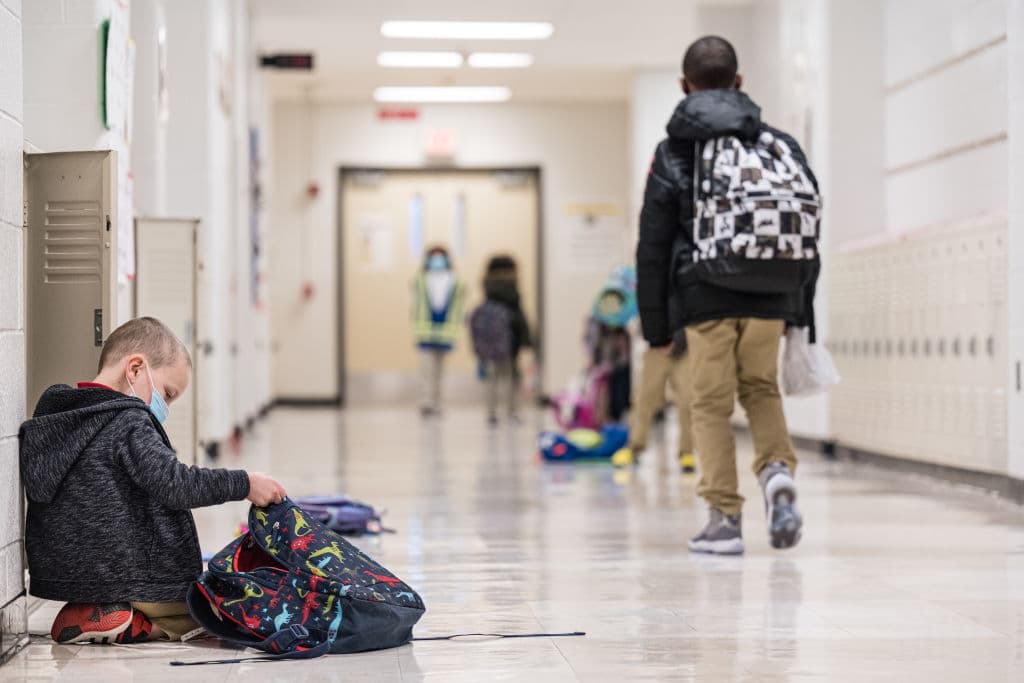 Niño de 7 años llega con una pistola a la escuela. Arrestan a su padre