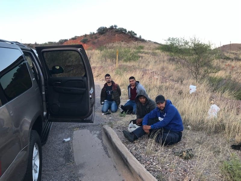 Se determinó que transportaban a cuatro inmigrantes indocumentados. Todos los sujetos fueron entregados a la Patrulla Fronteriza de Estados Unidos.