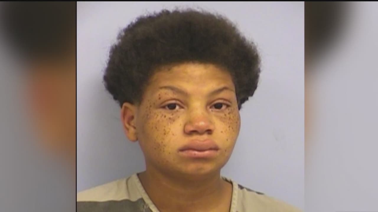 Madre de recién nacida encontrada en un basurero enfrenta cargos por abandono