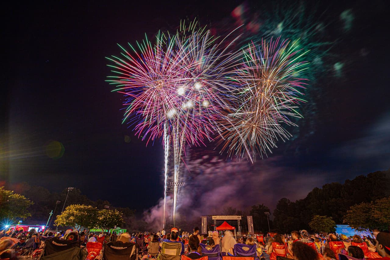 <b>Evento</b>: Fuquay-Varina Independence Day Celebration
<br>
<b>Fecha</b>: 1 de julio 
<br>
<b>Lugar</b>: South Park. 900 S Main St. Fuquay-Varina, NC. 27526
<br>
<b>Sitio web</b>: 
<a href="https://www.fuquay-varina.org/840/Independence-Day-Celebration">https://www.fuquay-varina.org/840/Independence-Day-Celebration</a> 
<br>
<br>Fuquay-Varina realizará su Celebración del Día de la Independencia el 1 de julio, con vendedores de comida, música en vivo de la banda local Spare Change y una exhibición de fuegos artificiales en South Park. El área de juegos acuáticos del parque también estará abierta para los niños durante el evento. La celebración comienza a las 6pm.
