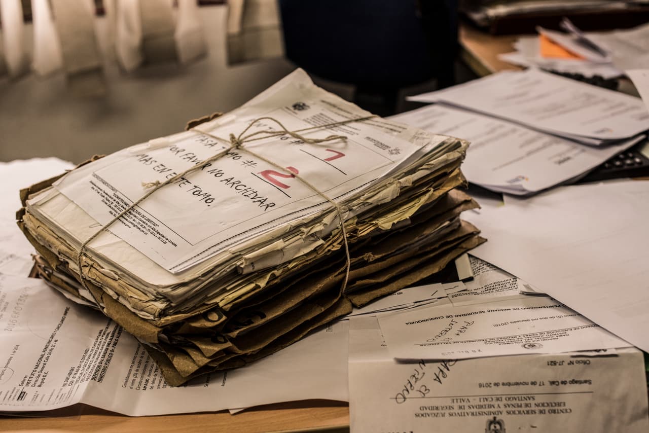 El expediente de Robinson 22 de los últimos 16 años es de cuatro tomos de carpetas y papeles. Los principales cargos que se le imputan son terrorismo, secuestro, porte ilegal de armas, rebelión, falsedad documental y homicidio.