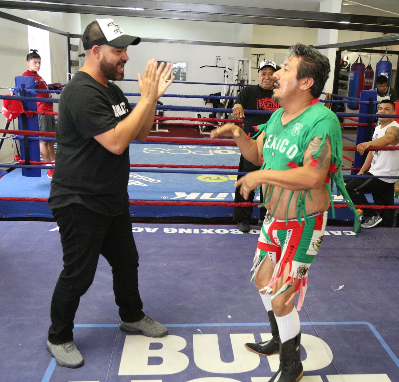 Así pagó la apuesta El Feo a Raúl 'El Pelón' después de la derrota de Julio César Chávez Jr.