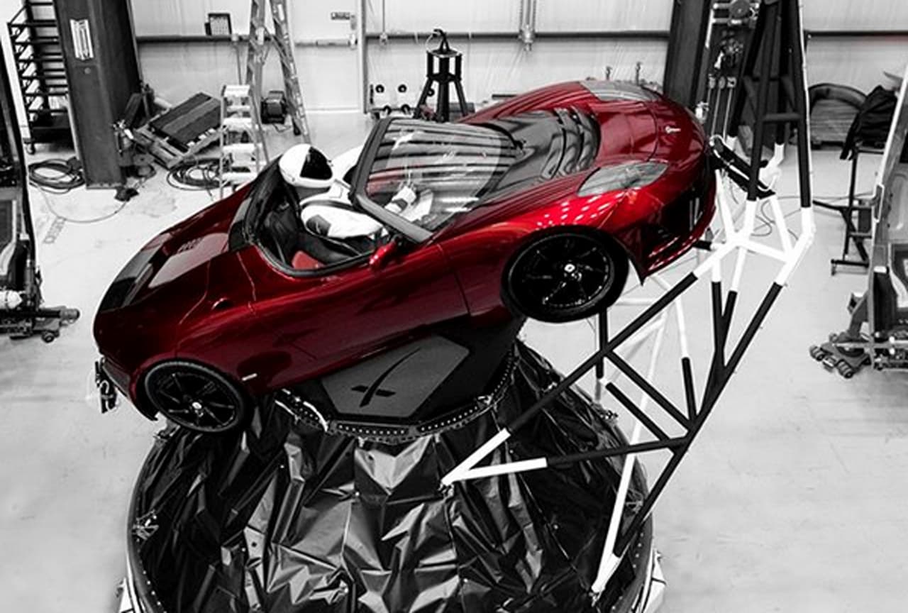 Algunos medios se han encargado de difundir el rumor de que además de 'Starman', el Tesla Roadster 
<b>llevaba un modesto equipaje en la guantera: </b>un disco CD con las obras de Isaac Asimov.