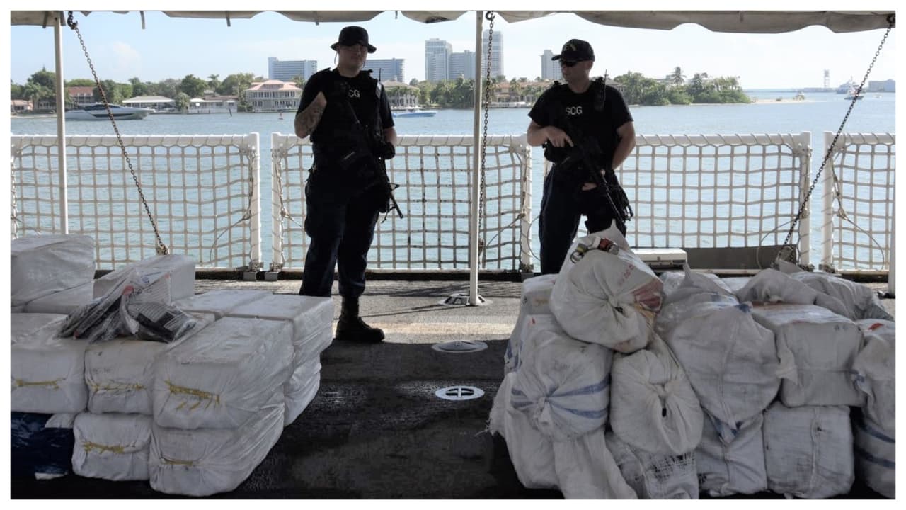 De acuerdo con la Guardia Costera, la cocaína, que fue decomisada en 5 diferentes operaciones contra el narcotráfico en aguas internacionales del mar Caribe, tiene un valor de cerca de 101 millones de dólares.