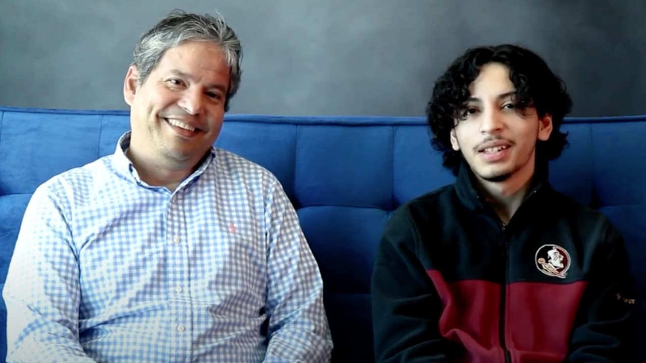 Un padre y su hijo se gradúan juntos del Indian River State College en Florida