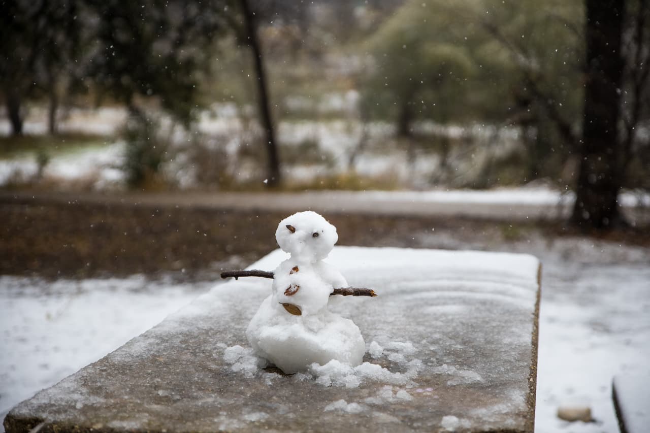 La tormenta invernal también provocó cambios y cancelaciones en las clases de diversos distritos escolares en el centro de Texas. Todas las clases de Austin ISD serán 100% remotas este lunes.