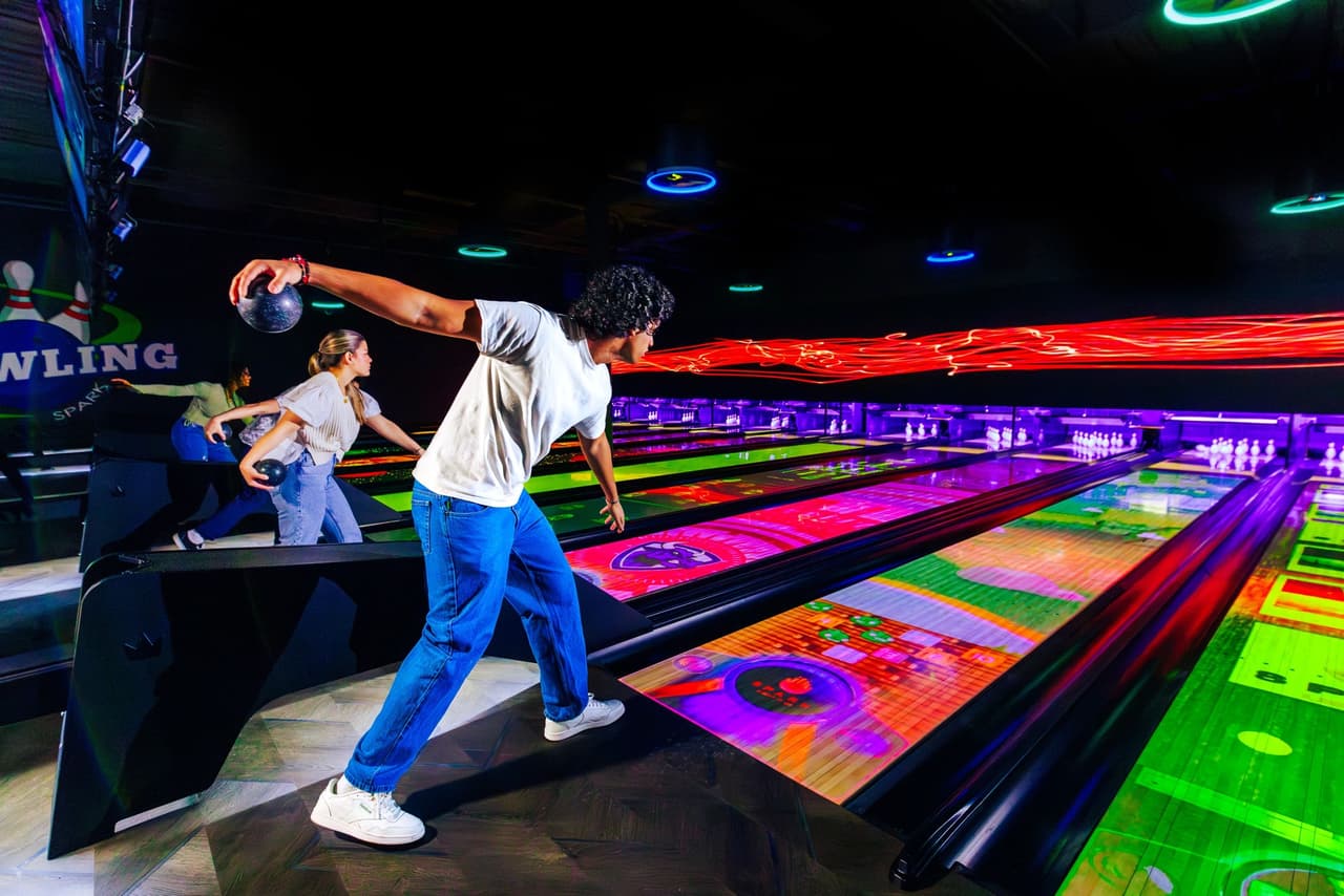 <b>Spark Bowling</b>
<br>Vive el juego de una manera diferente con estas líneas interactivas y observa como cobran vida con luces deslumbrantes, imágenes dinámicas y efectos de sonido.