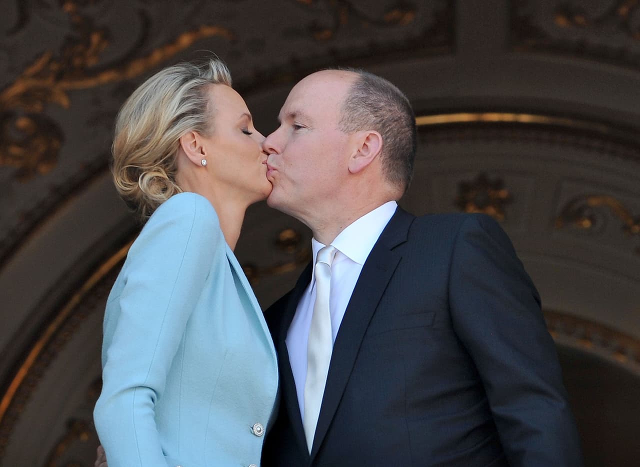 El diario frances 'L’ Express' reveló que Charlene se enteró semanas antes de la boda de varias infidelidades de Alberto y que había tenido un hijo ilegítimo.