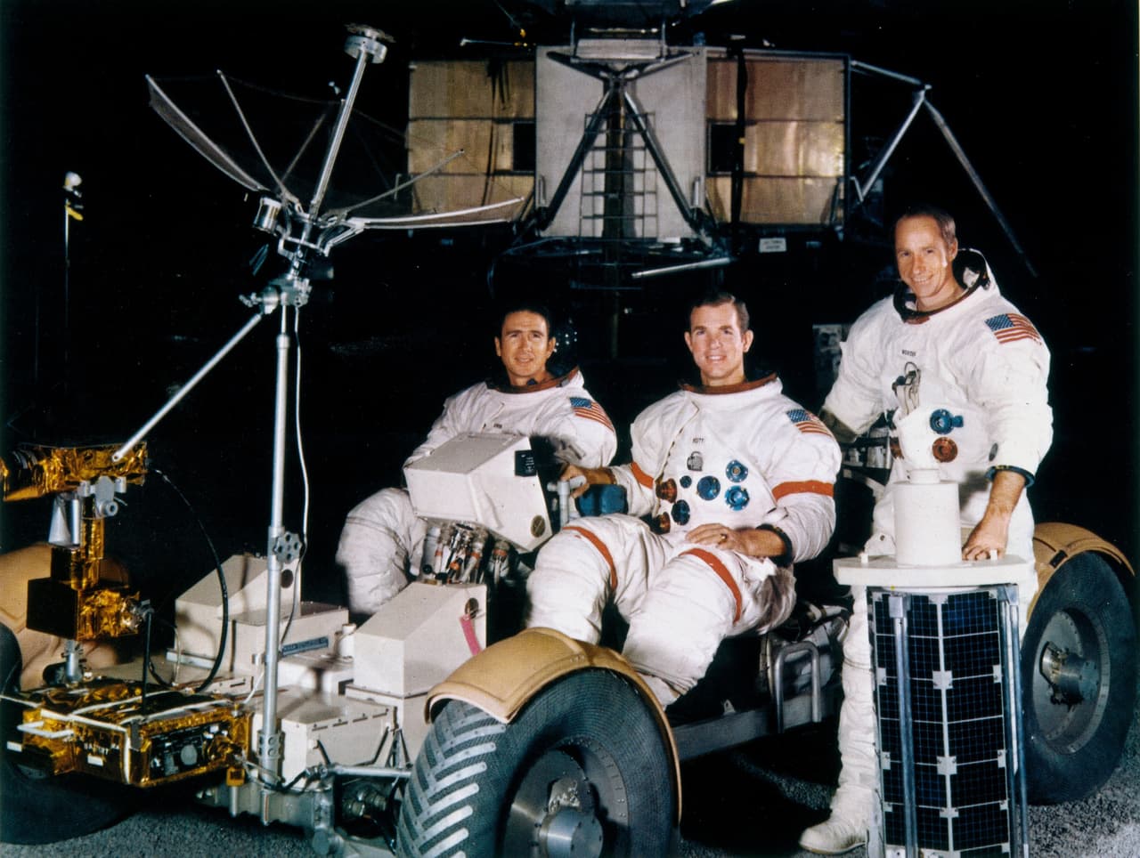 La cápsula de la misión Apolo 15 que aterrizó en la luna el 31 de julio de 1971, no solo llevaba en su interior a los astronautas David R. Scott, Alfred M. Worden y James B. Irwin, sino también transportó el primer vehículo lunar errante (LRV por sus siglas en inglés), el cual fue bautizado por el público como el ‘
<i>buggy</i> lunar’.