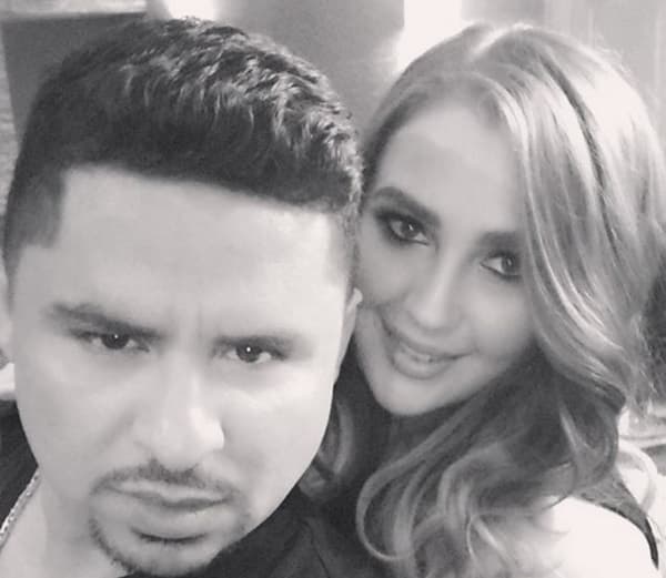 El cantante dice que los celos son más por los atuendos que la guapa madre de sus hijas a veces usa...