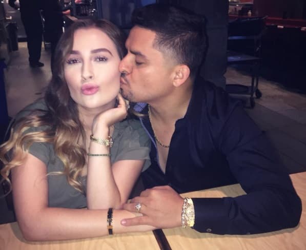 Por esa razón a veces Kenia pide autorización a Larry para vestir determinadas prendas.