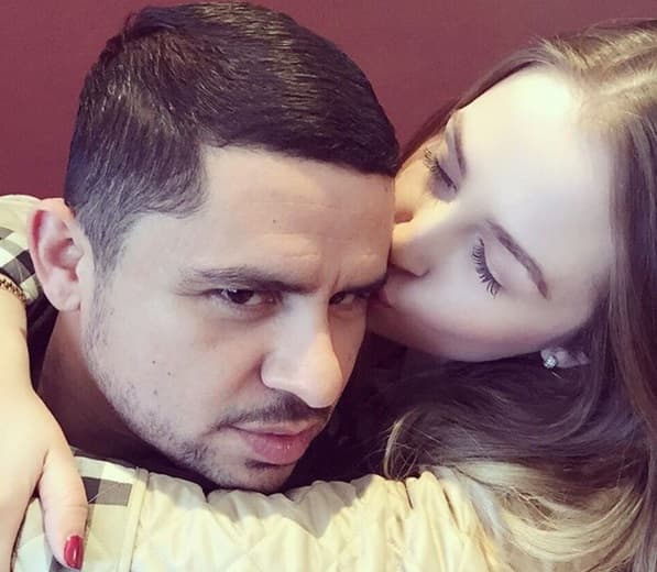 "Nos conocimos en una iglesia, fallece un tío de ella y fallece mi mejor amigo, entonces en uno de los aniversarios se le hizo una misa y ahí la miré, en la entrada de la iglesia...", contó Larry en una exclusiva para Despierta América.