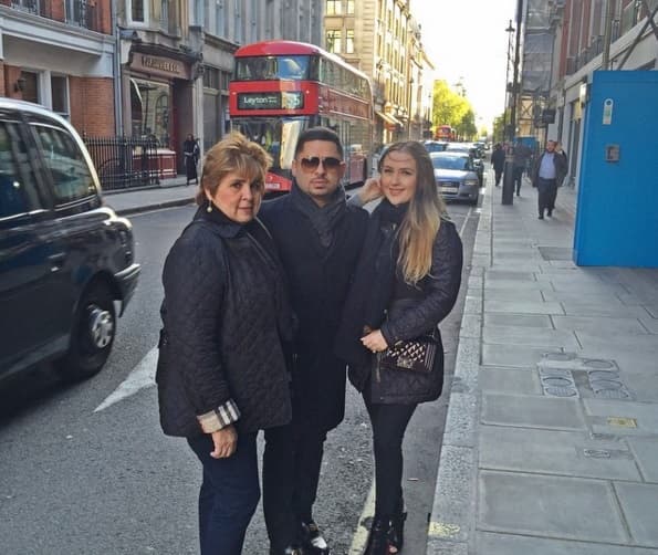 La madre de Larry, doña Manuela, también lleva buena relación con Kenia.