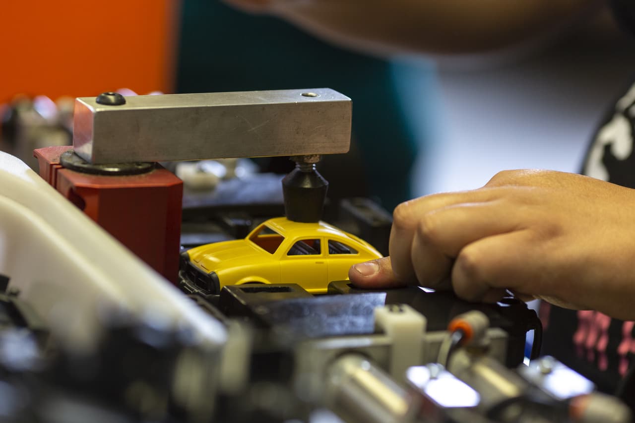 <b>Juguetes. </b>China es el mayor exportador de juguetes del mundo y de allí viene la enorme mayoría de ellos a EEUU. La 
<a href="https://www.toyassociation.org/PressRoom2/News/2018-news/presidents-letter-china-tariffs-and-toys-r-us.aspx" target="_blank">Asociación del Juguete</a> y la industria en general en EEUU creen que los aranceles harán que los precios suban en una industria golpeada por 
<a href="https://www.univision.com/noticias/negocios/toys-r-us-cerrara-todas-sus-tiendas-en-eeuu-tras-una-pesima-temporada-de-ventas-navidenas" target="_blank">el reciente cierre de la gigante cadena Toys R Us</a>, que se declaró en bancarrota semanas atrás.