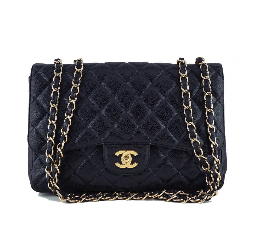 <b>2.55 de Chanel</b>
<br>En febrero de 1955, la legendaria Coco Chanel creó la bolsa 2.55, ésta fue un parteaguas para todas las mujeres, ya que al reemplazar el asa de mano por una larga cadena hecha de metal y piel que podía cargarse al hombro, las manos de las mujeres trabajadoras se liberaron. Cada una de estas piezas se hace a las afueras de París y tarda alrededor de 18 horas en crearse por entre seis y quince artesanos.