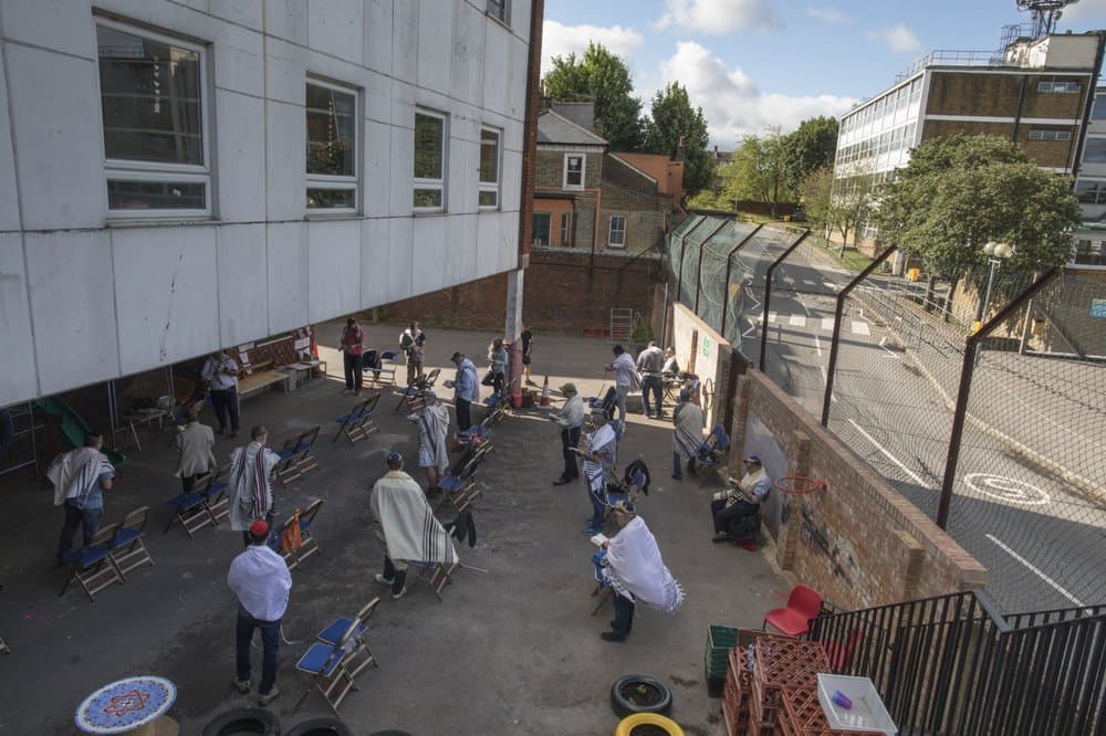El rabino David Mason 
<b>dirige el primer servicio de oración comunitaria dominical que se transmitió a su congregación desde el estacionamiento</b> de la sinagoga Muswell Hill en Londres.