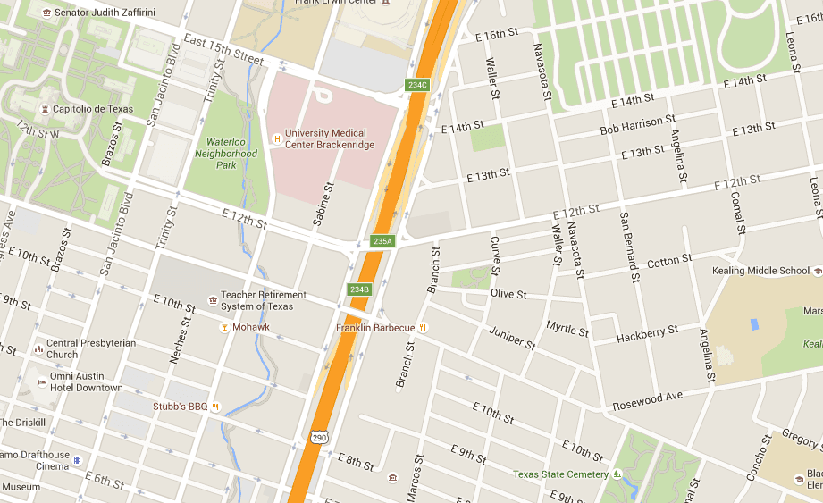 Camión de basura queda atrapado cerca de la I-35