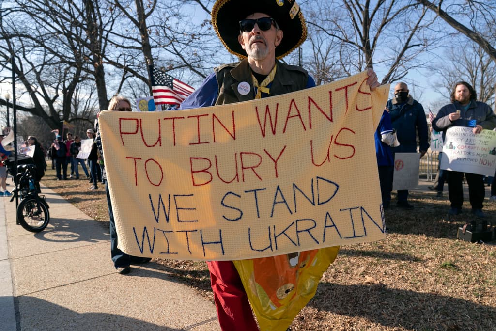 Manifestantes protestan cerca del Capitolio de Estados Unidos antes del discurso del presidente Donald Trump ante una sesión conjunta del Congreso en Washington, el martes 4 de marzo de 2025.