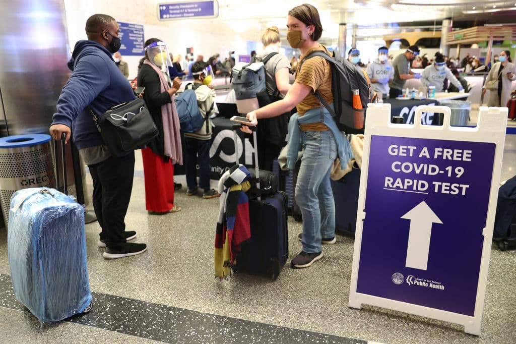 <b>LAX:</b>
<br>El portavoz del Aeropuerto Internacional de Los Ángeles (LAX) indicó este martes que los usuarios de terminal ya no tendrán que usar la mascarilla de manera obligatoria. Sin embargo, entre viajeros las posiciones son en favor y en contra.
<br>